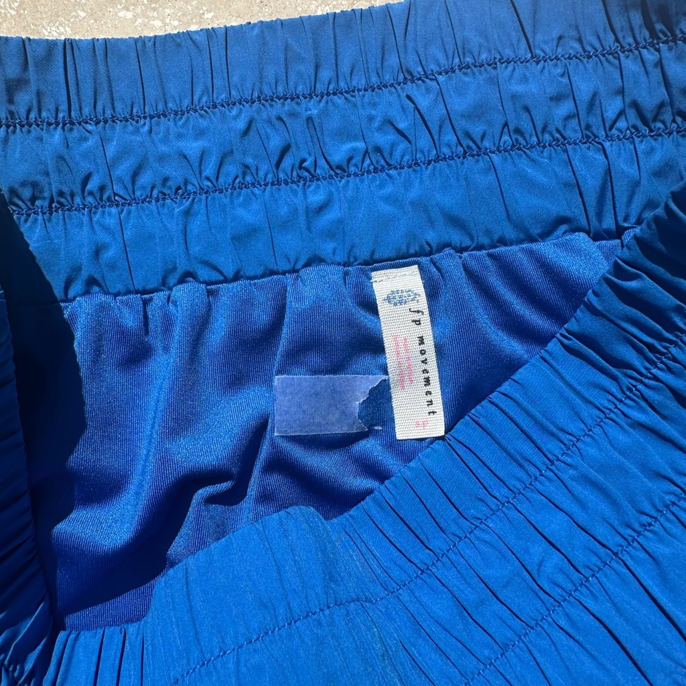 Color- mid Atlantic 

- color appears brighter from the sun